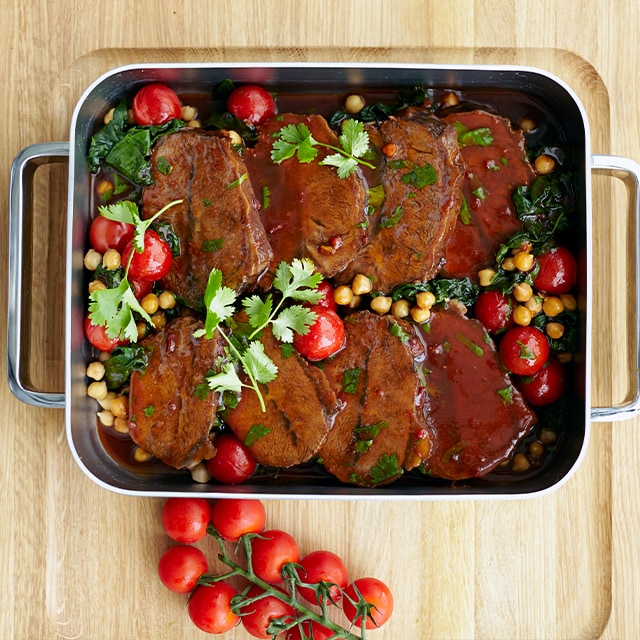 Sukadevlees met poftomaatjes, kikkererwten en spinazie